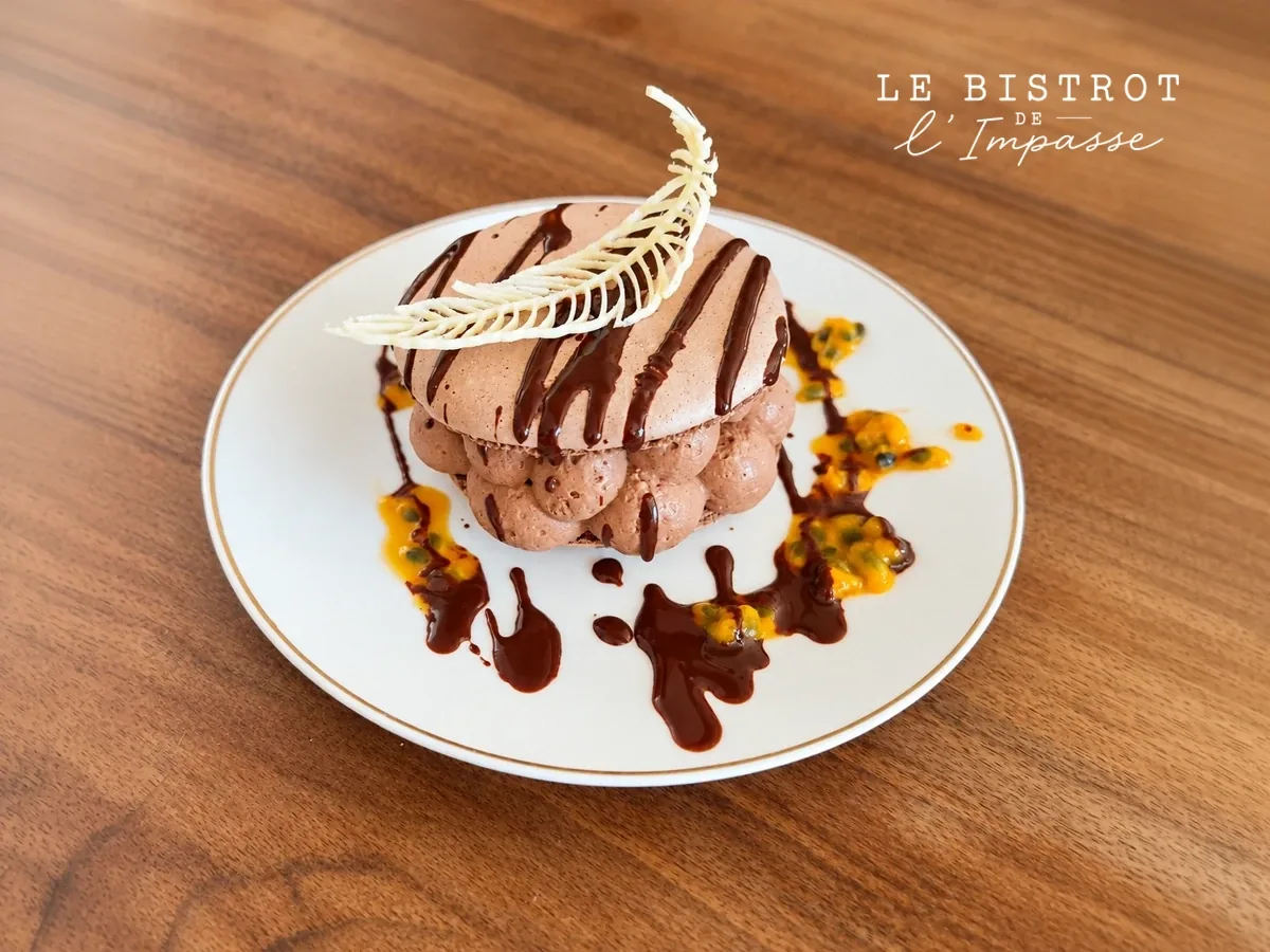 Macaron chocolat et crème fruit de la passion, dessert maison du Bistrot de l'Impasse à Caux