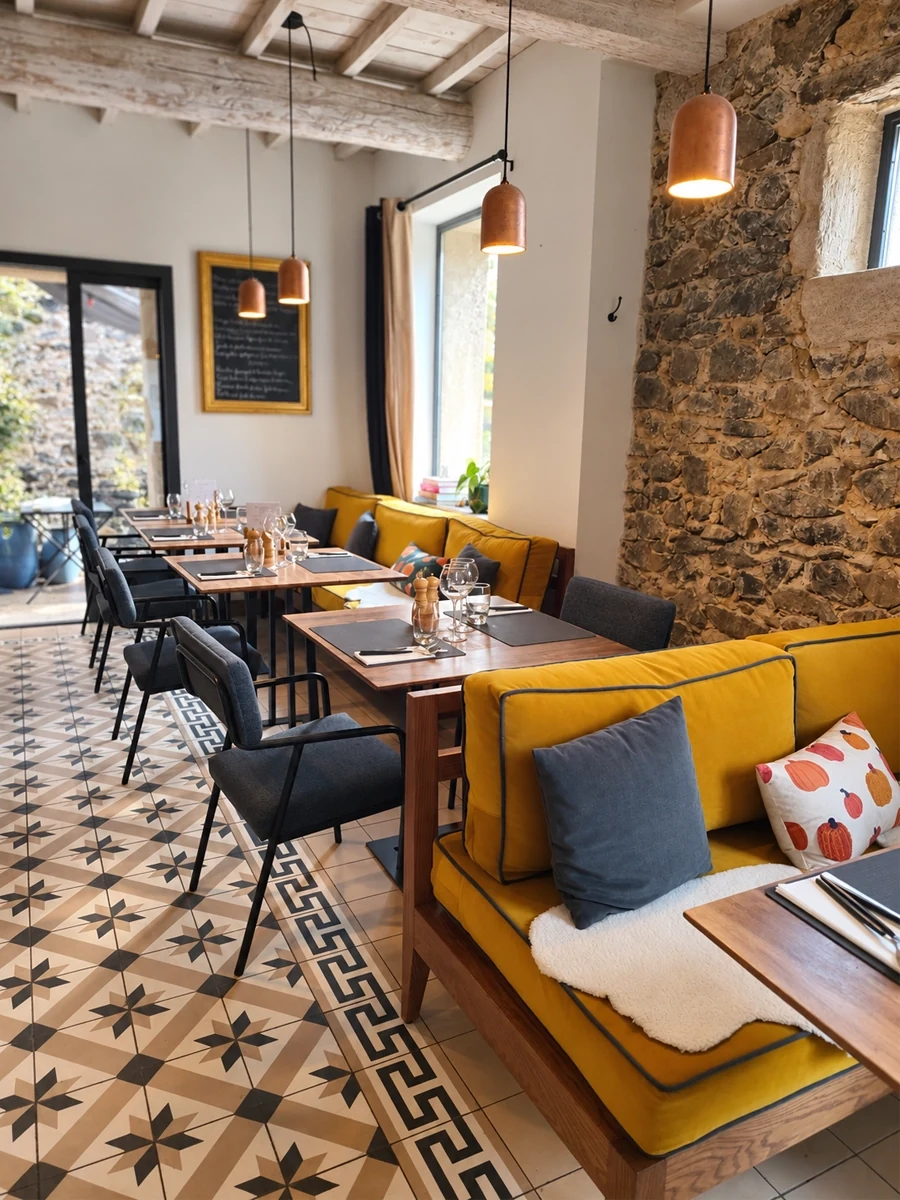 La salle du Bistrot de l'Impasse, restaurant à Caux près de Pézenas